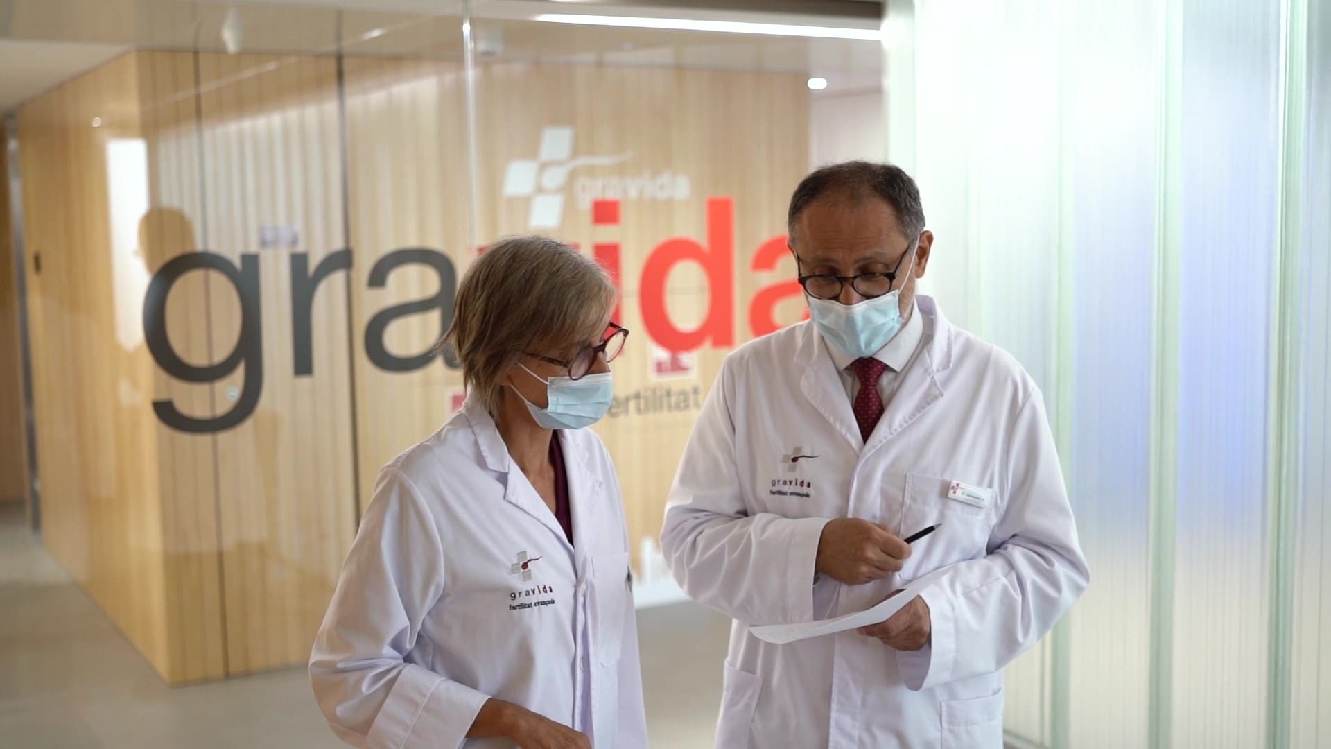 Dra Anna Galindo (Directora médica de Gravida) y Doctor Hernández comentando los resultados de una prueba diagnóstica de una paciente en Gravida.
