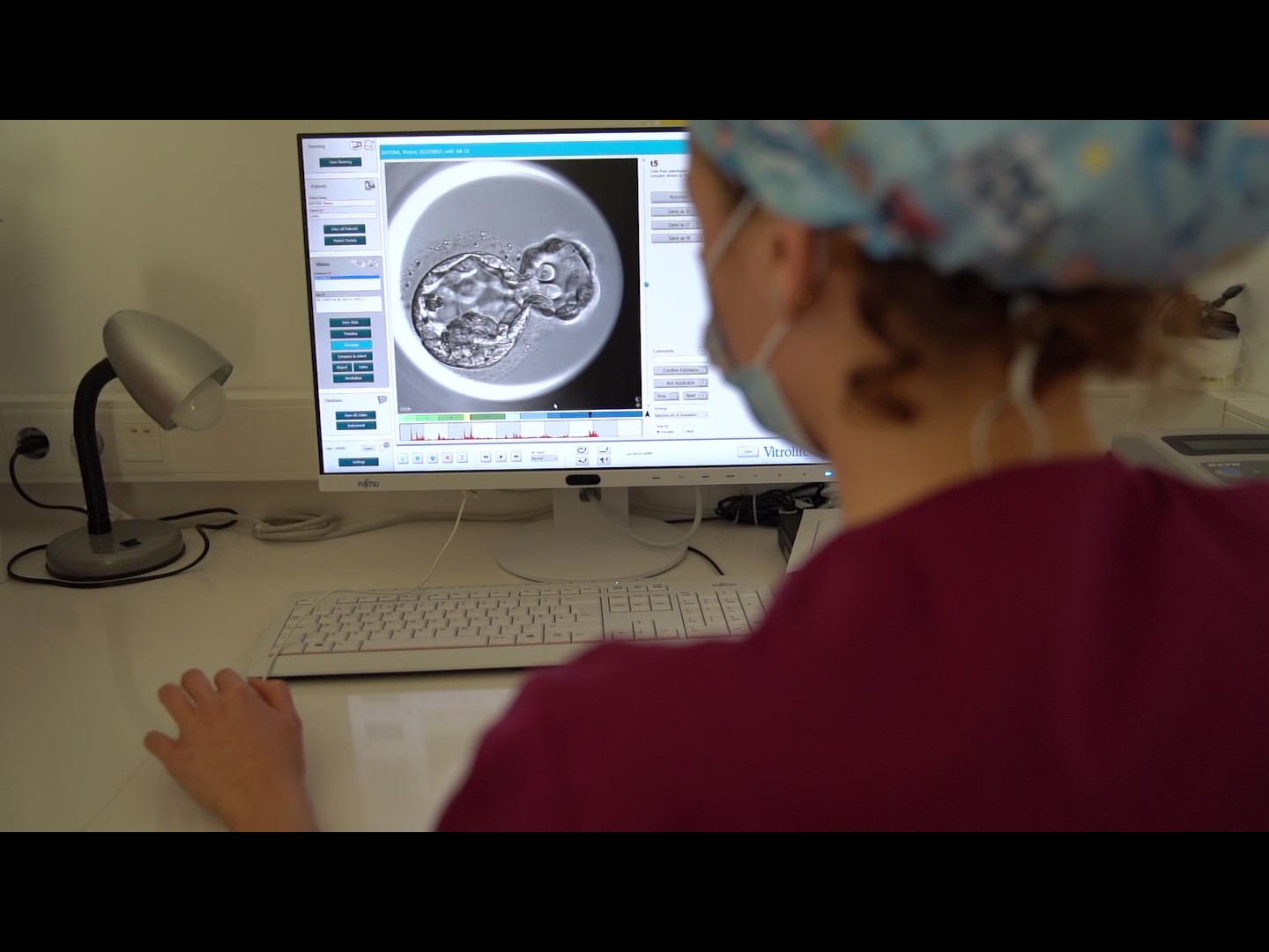 Embryologiste analysant des embryons à l'aide d'un incubateur Time-Lapse.