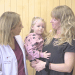 Dra Rojas junto a su paciente Bet y su hija.